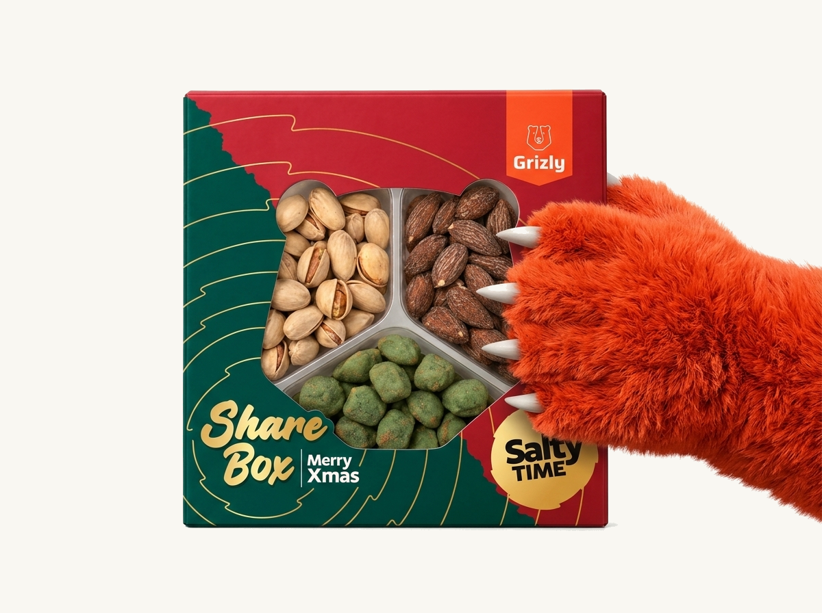 medvědí tlapka držící produkt