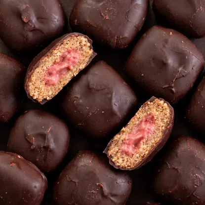 BITES Jahodové plněné mini tyčinky v hořké čokoládě BIO (2x19 g)