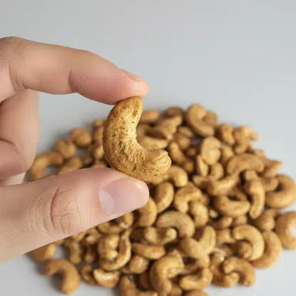 Kešu pražené s wasabi a datlovou šťávou